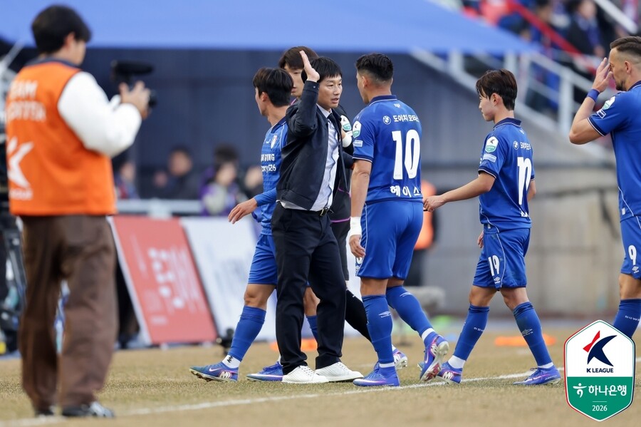 ▲ 28일 수원월드컵경기장에서 수원삼성과 서울이랜드의 하나은행 K리그2 2026 1라운드가 열렸다. 이랜드 박재용에게 선제 실점을 내줬던 수원은 박현빈과 강현묵의 연속골로 개막전을 2-1로 이겼다. ⓒ 한국프로축구연맹