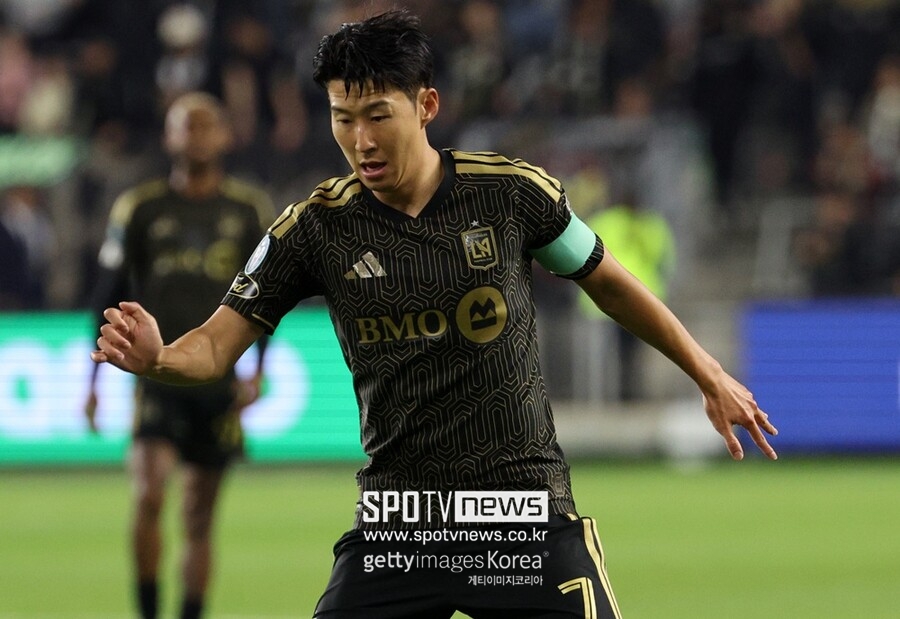 '놀랍다' 韓 축구 주장은 끝내 볼 수 없다…"손흥민 완장은 거들 뿐" LAFC 감독이 밝힌 SON 진짜 위상