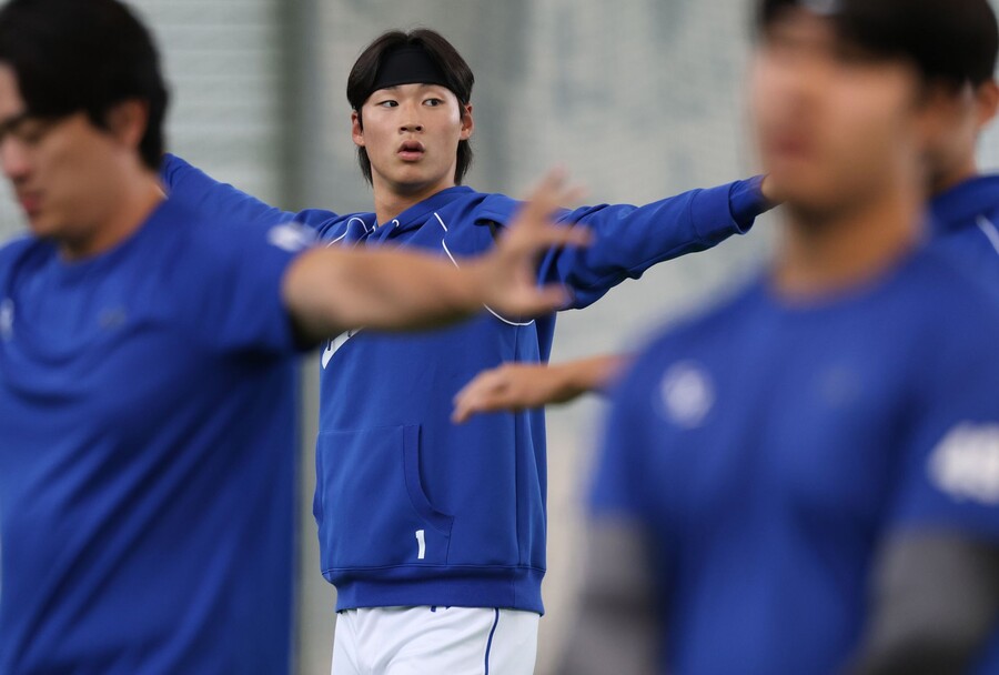 ▲ 이호성. 올해 삼성 라이온즈 필승조의 한 축을 맡을 것이라 예상됐던 투수 이호성이 스프링캠프 도중 오른쪽 팔꿈치에 이상을 느꼈다. 이호성은 지난 2월 26일 귀국해 이튿날인 27일 한국 병원 4곳에서 정밀 검진을 실시했다. 오른쪽 팔꿈치 내측인대 부상으로 수술이 필요하다는 소견이 나왔다. 올해 마운드에 설 수 없을 전망이다. ⓒ삼성 라이온즈