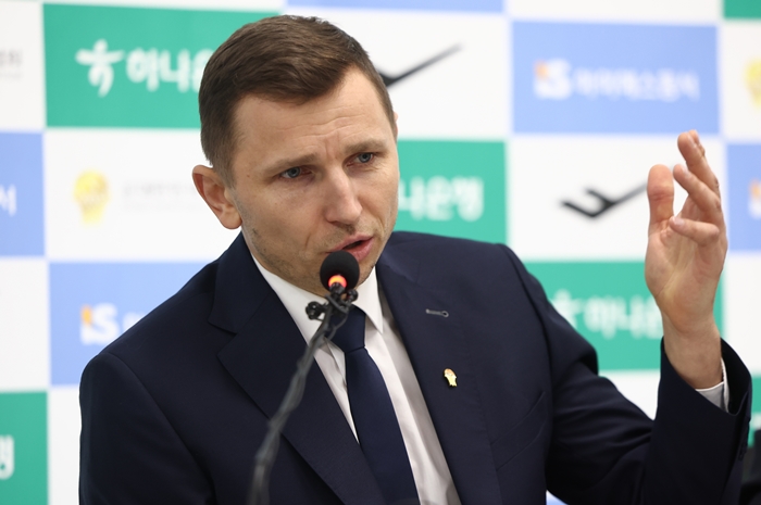 ▲ 한국 남자 농구 대표팀 역사상 처음으로 지휘봉을 잡은 외국인 사령탑 마줄스 감독은 아직 승전고를 울리지 못하고 있다. 지난달 26일 대만과의 원정 3차전에서 치른 데뷔전에서 고배를 마신 데 이어, 이번 경기에서도 첫 승 도전에 실패했다.  ⓒ연합뉴스