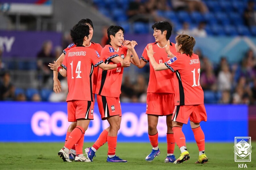 [아시안컵 REVIEW] '남자 대표팀과 동등히' 비즈니스석 논란의 여자 축구대표팀, 아시안컵 1차전서 이란에 3-0 완승