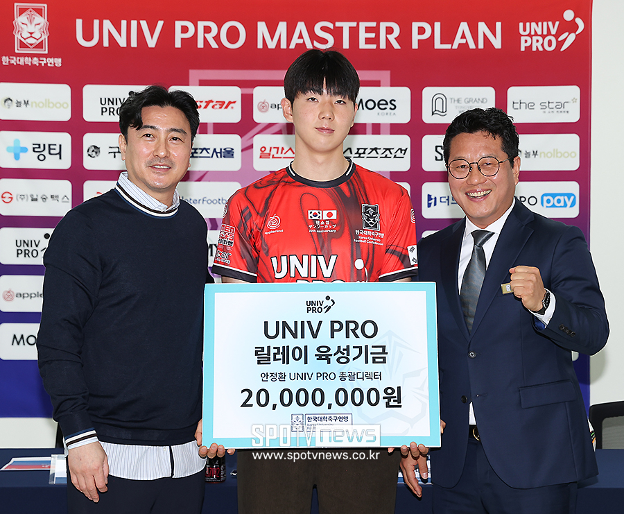 ▲ 안정환 총괄디렉터 장하윤 대표팀 주장 한국대학축구연맹 박한동 회장 ⓒ곽혜미 기자