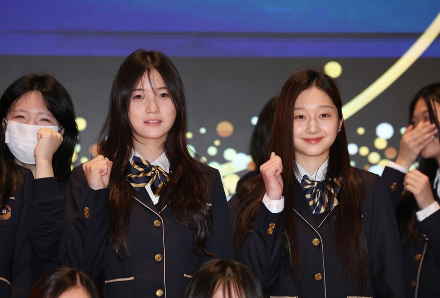 ▲ 2026 밀라노-코르티나담페초 동계올림픽에 출전한 스노보드 최가온(왼쪽)과 피겨스케이팅 신지아가 3일 재학 중인 서초구 세화여자고등학교에서 열린 고3 시업식에서 반 친구들과 기념촬영을 하고 있다.  ⓒ연합뉴스