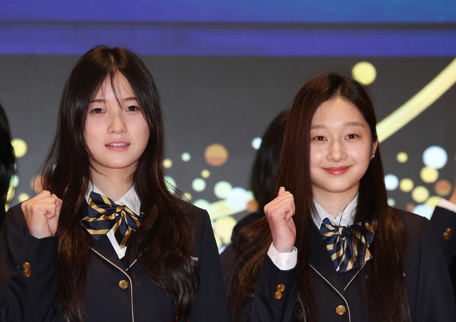 '최강 韓 여고생 조합' 등장! '올림픽 스타' 최가온-신지아, 세화여고 강당서 특별한 만남...'1000만원 장학금' 함께 받았다