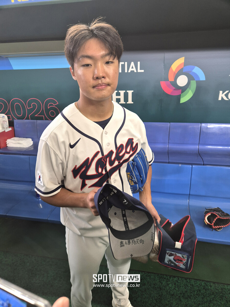 ▲ 모자에 진인사대천명 문구를 새긴 정우주 ⓒ윤욱재 기자