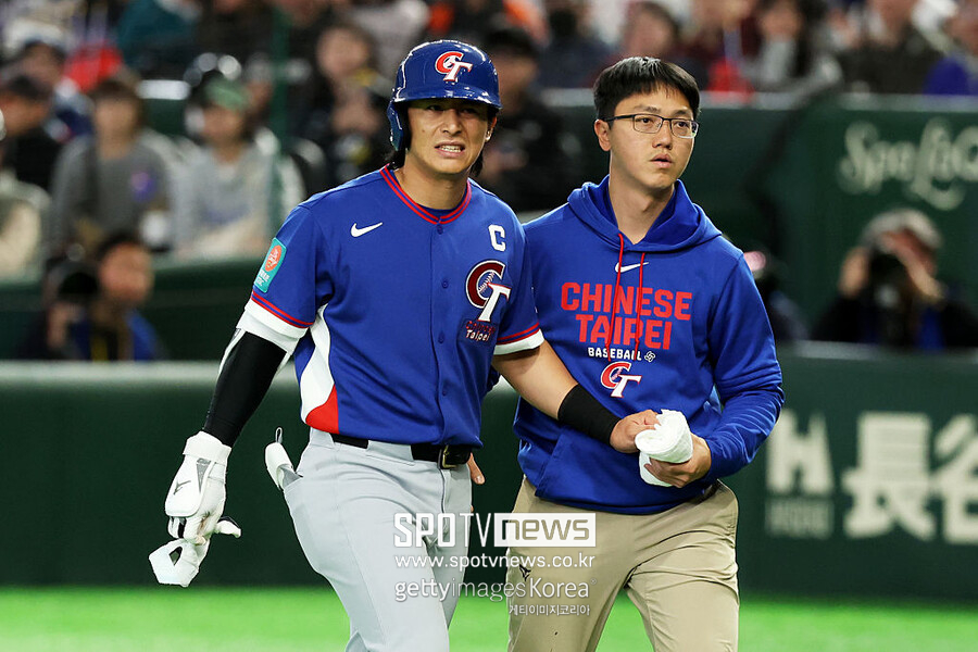 ▲ 대만의 프리미어12 우승 영웅 천제셴이 WBC 첫 경기에서 몸에 맞는 공으로 부상을 입었다. 대만에게는 큰 악재다.