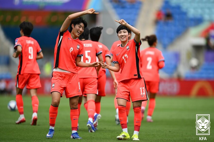 ▲ 비즈니스석 논란과 맞물려 여자 축구대표팀을 둘러싼 관심이 어느 때보다 커졌다. 이란전에 이어 필리핀전에서도 무실점 승리를 이어간 한국은 대회 첫 우승을 향해 순항하고 있다. ⓒ대한축구협회