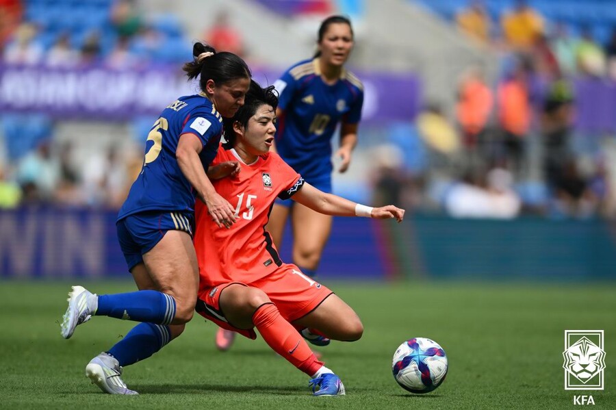 ▲ 비즈니스석 논란과 맞물려 여자 축구대표팀을 둘러싼 관심이 어느 때보다 커졌다. 이란전에 이어 필리핀전에서도 무실점 승리를 이어간 한국은 대회 첫 우승을 향해 순항하고 있다.  ⓒ대한축구협회