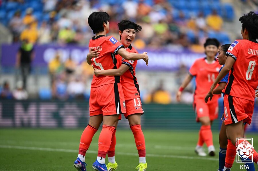 ▲ 비즈니스석 논란과 맞물려 여자 축구대표팀을 둘러싼 관심이 어느 때보다 커졌다. 이란전에 이어 필리핀전에서도 무실점 승리를 이어간 한국은 대회 첫 우승을 향해 순항하고 있다.  ⓒ대한축구협회
