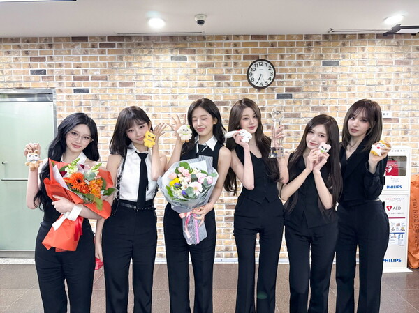 ▲ 6일 방송된 '뮤직뱅크'에서 1위를 차지한 아이브. 이 트로피로 아이브는 음악방송에서 통산 80개의 1위 트로피를 수집하게 됐다. 제공|스타쉽엔터테인먼트