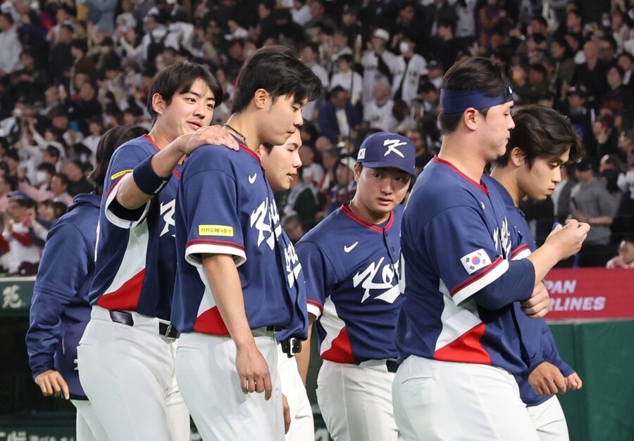 ▲ 류지현 감독이 이끄는 월드베이스볼클래식(WBC) 대표팀이 일본을 상대로 6-8로 석패한 뒤 고개를 숙이고 있다. ⓒ연합뉴스