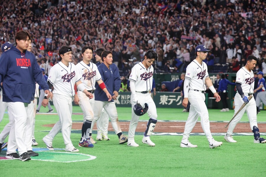 ▲ 대만과 연장 승부 끝에 4-5로 패배한 뒤 망연자실하고 있는 한국 대표팀 ⓒ연합뉴스
