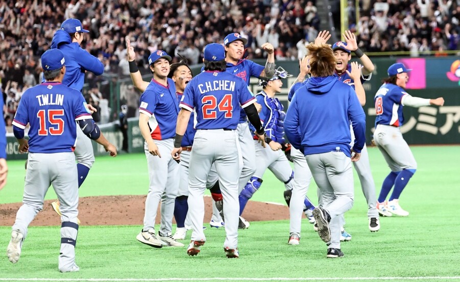 ▲ 연장 승부 끝에 한국을 5-4로 꺾고 기뻐하고 있는 대만 WBC 대표팀 ⓒ연합뉴스