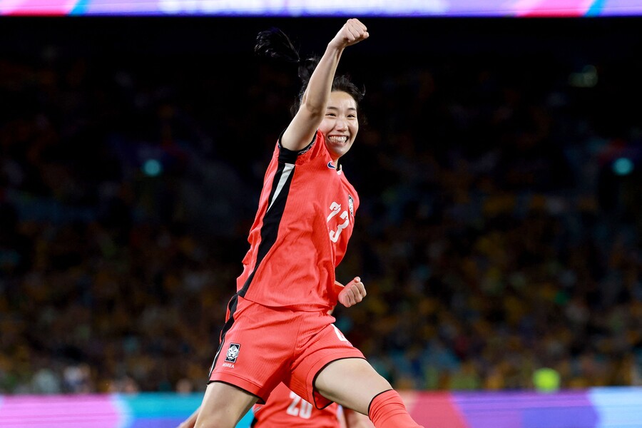 ▲ 신상우 감독이 이끄는 대한민국 여자 축구 대표팀이 8일 오후 6시(한국시간) 호주 시드니에 위치한 시드니 스타디움에서 열린 2026 아시아축구연맹(AFC) 여자 아시안컵 조별리그 A조 3차전에서 호주와 난타전 끝에 3-3으로 비겼다. 이로써 여자 축구 대표팀은 조 1위 자리를 지켜내며 8강으로 향한다. 대표팀은 앞서 1차전에서 이란(3-0 승), 2차전에서 필리핀(3-0 승)을 차례로 꺾으며 승점 6점을 쌓았다. 사실상 조 1위 결정전에서 호주와 비기며 득실차에 앞서며 유리한 고지를 점하게 됐다. ⓒ연합뉴스/AFP
