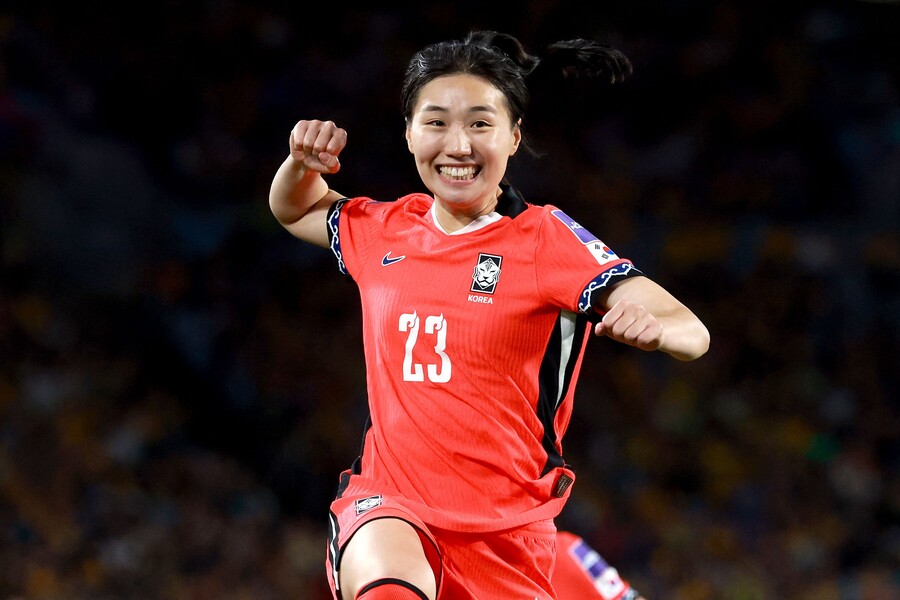 ▲ 신상우 감독이 이끄는 대한민국 여자 축구 대표팀이 8일 오후 6시(한국시간) 호주 시드니에 위치한 시드니 스타디움에서 열린 2026 아시아축구연맹(AFC) 여자 아시안컵 조별리그 A조 3차전에서 호주와 난타전 끝에 3-3으로 비겼다. 이로써 여자 축구 대표팀은 조 1위 자리를 지켜내며 8강으로 향한다. 대표팀은 앞서 1차전에서 이란(3-0 승), 2차전에서 필리핀(3-0 승)을 차례로 꺾으며 승점 6점을 쌓았다. 사실상 조 1위 결정전에서 호주와 비기며 득실차에 앞서며 유리한 고지를 점하게 됐다. ⓒ연합뉴스/AFP