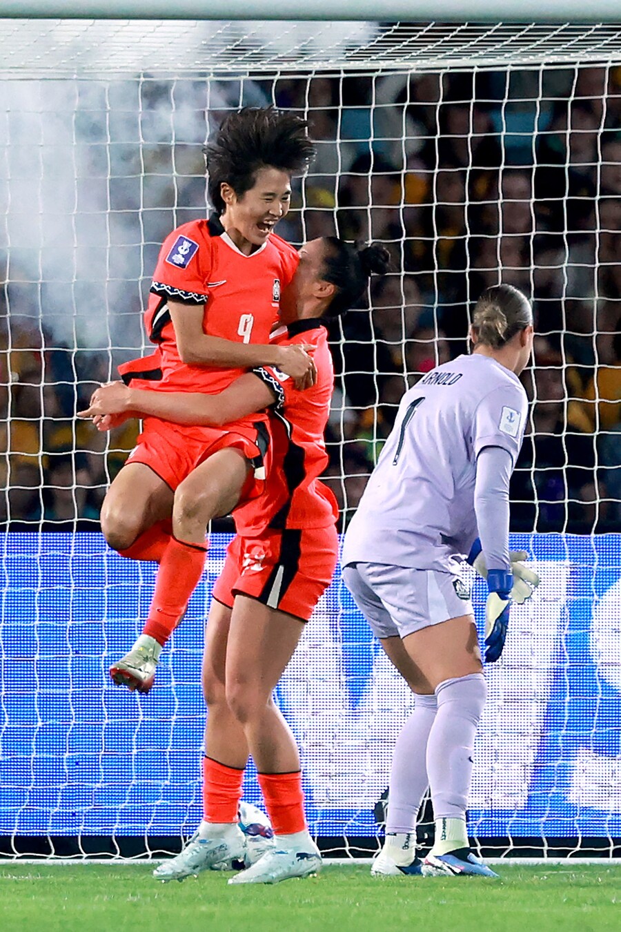 ▲ 신상우 감독이 이끄는 대한민국 여자 축구 대표팀이 8일 오후 6시(한국시간) 호주 시드니에 위치한 시드니 스타디움에서 열린 2026 아시아축구연맹(AFC) 여자 아시안컵 조별리그 A조 3차전에서 호주와 난타전 끝에 3-3으로 비겼다. 이로써 여자 축구 대표팀은 조 1위 자리를 지켜내며 8강으로 향한다. 대표팀은 앞서 1차전에서 이란(3-0 승), 2차전에서 필리핀(3-0 승)을 차례로 꺾으며 승점 6점을 쌓았다. 사실상 조 1위 결정전에서 호주와 비기며 득실차에 앞서며 유리한 고지를 점하게 됐다. ⓒ연합뉴스/AFP