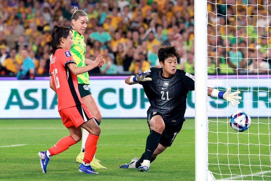 ▲ 신상우 감독이 이끄는 대한민국 여자 축구 대표팀이 8일 오후 6시(한국시간) 호주 시드니에 위치한 시드니 스타디움에서 열린 2026 아시아축구연맹(AFC) 여자 아시안컵 조별리그 A조 3차전에서 호주와 난타전 끝에 3-3으로 비겼다. 이로써 여자 축구 대표팀은 조 1위 자리를 지켜내며 8강으로 향한다. 대표팀은 앞서 1차전에서 이란(3-0 승), 2차전에서 필리핀(3-0 승)을 차례로 꺾으며 승점 6점을 쌓았다. 사실상 조 1위 결정전에서 호주와 비기며 득실차에 앞서며 유리한 고지를 점하게 됐다. ⓒ연합뉴스/AFP