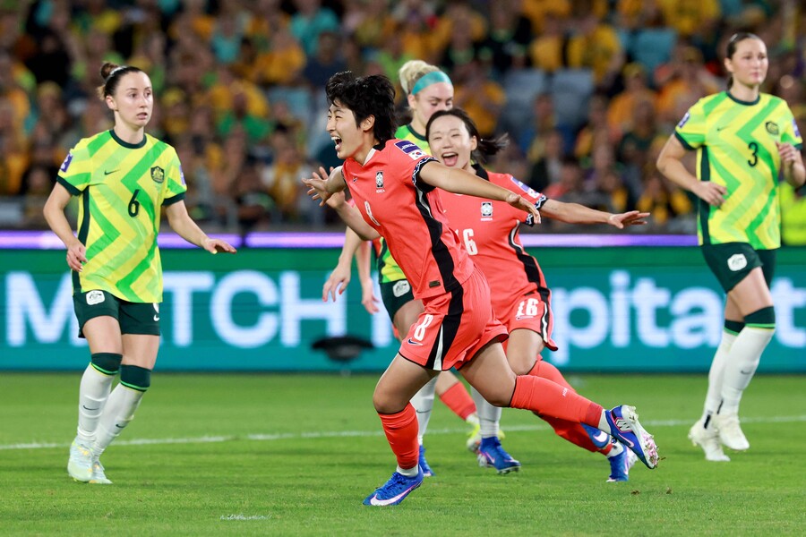 ▲ 신상우 감독이 이끄는 대한민국 여자 축구 대표팀이 8일 오후 6시(한국시간) 호주 시드니에 위치한 시드니 스타디움에서 열린 2026 아시아축구연맹(AFC) 여자 아시안컵 조별리그 A조 3차전에서 호주와 난타전 끝에 3-3으로 비겼다. 이로써 여자 축구 대표팀은 조 1위 자리를 지켜내며 8강으로 향한다. 대표팀은 앞서 1차전에서 이란(3-0 승), 2차전에서 필리핀(3-0 승)을 차례로 꺾으며 승점 6점을 쌓았다. 사실상 조 1위 결정전에서 호주와 비기며 득실차에 앞서며 유리한 고지를 점하게 됐다. ⓒ연합뉴스/AFP