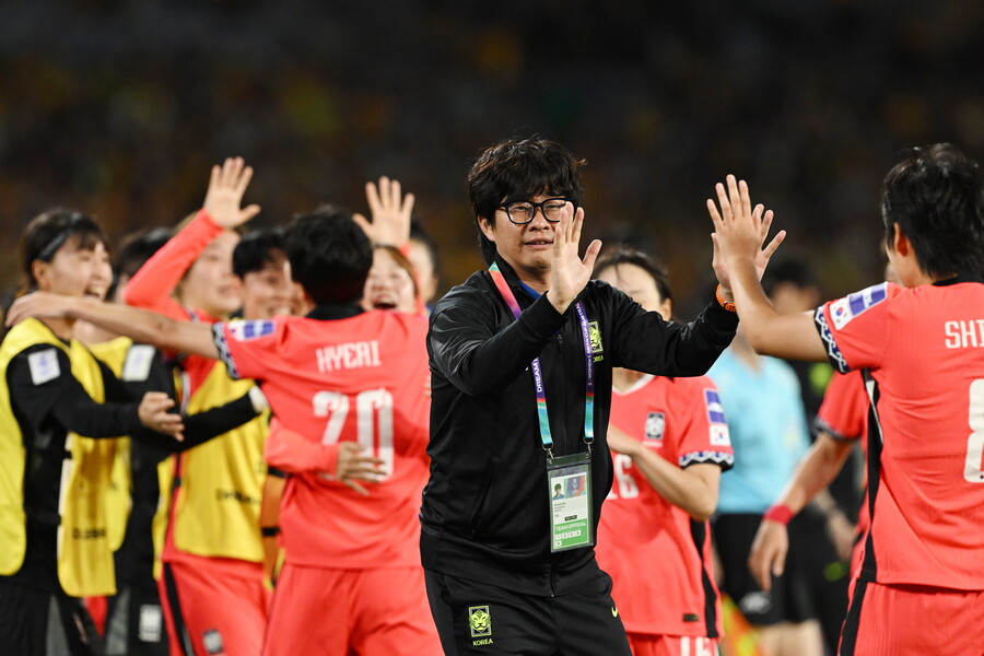 ▲ 신상우 감독이 이끄는 대한민국 여자 축구 대표팀이 8일 오후 6시(한국시간) 호주 시드니에 위치한 시드니 스타디움에서 열린 2026 아시아축구연맹(AFC) 여자 아시안컵 조별리그 A조 3차전에서 호주와 난타전 끝에 3-3으로 비겼다. 이로써 여자 축구 대표팀은 조 1위 자리를 지켜내며 8강으로 향한다. 대표팀은 앞서 1차전에서 이란(3-0 승), 2차전에서 필리핀(3-0 승)을 차례로 꺾으며 승점 6점을 쌓았다. 사실상 조 1위 결정전에서 호주와 비기며 득실차에 앞서며 유리한 고지를 점하게 됐다. ⓒ연합뉴스/EPA