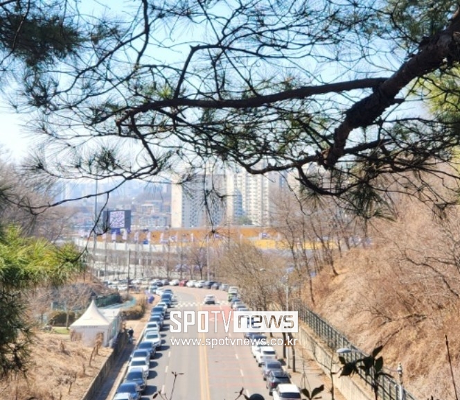 ▲ 경기 시작 2시간 전 이미 수원 삼성 팬들이 세워 놓은 차량으로 가득한 파주 스타디움에서 P.X마을로 이어지는 도로.