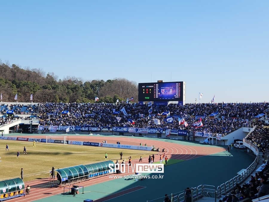 ▲ 수원 삼성 팬들은 파주 프런티어FC 팬들을 향해 '응원이란 이런 것'을 제대로 보여줬다.