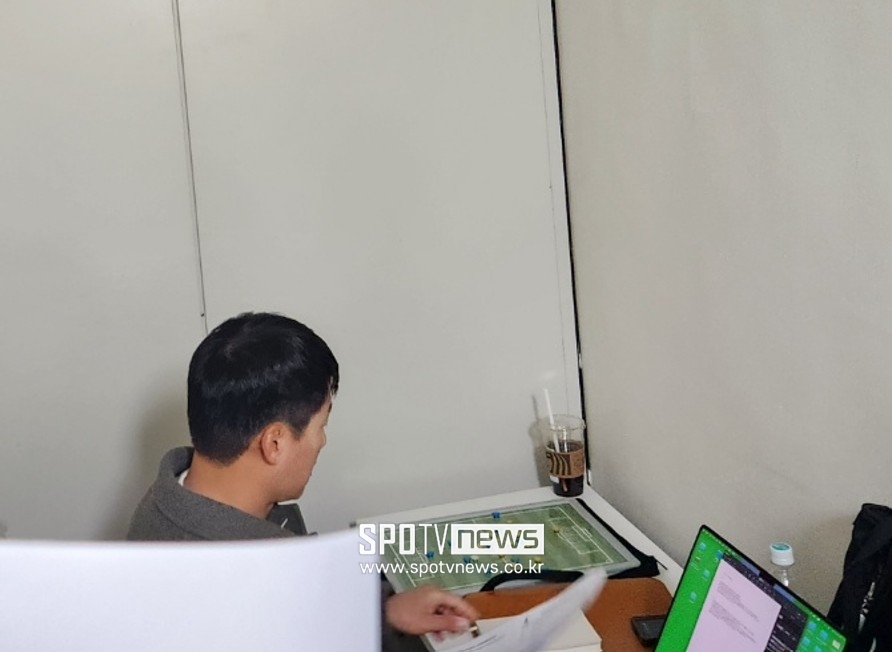 ▲ 이정효 수원 삼성 감독은 선수대기실 밖 조명 없는 어두운 복도에서 전략을 짜고 있었다.