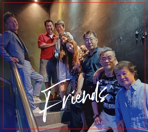 ▲ 한국 록밴드 초창기 활동했던 라스트 찬스를 오마주한 앨범 '프렌즈'가 음악 애호가들 사이에서 관심을 얻고 있다. 사진은 '프렌즈' 앨범에 참여한 음악인들. 제공|‘프렌즈’앨범 제작팀