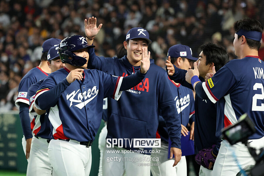 '도쿄의 기적' 한국 경우의 수 뚫고 8강 진출! 호주 통한의 실책, 이정후 9회 슈퍼캐치 빛났다