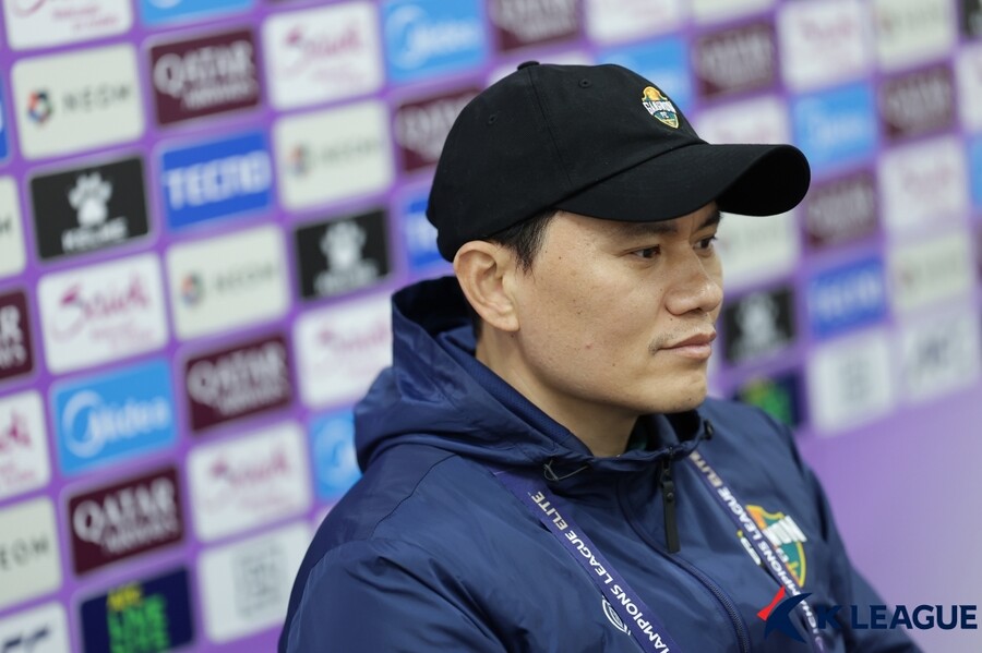 '日에 막혀 탈락' 정경호 감독 소신 발언...한국 축구, 일본과 격차 제대로 벌어졌다 "K리그가 J리그 이기는 건 기적"