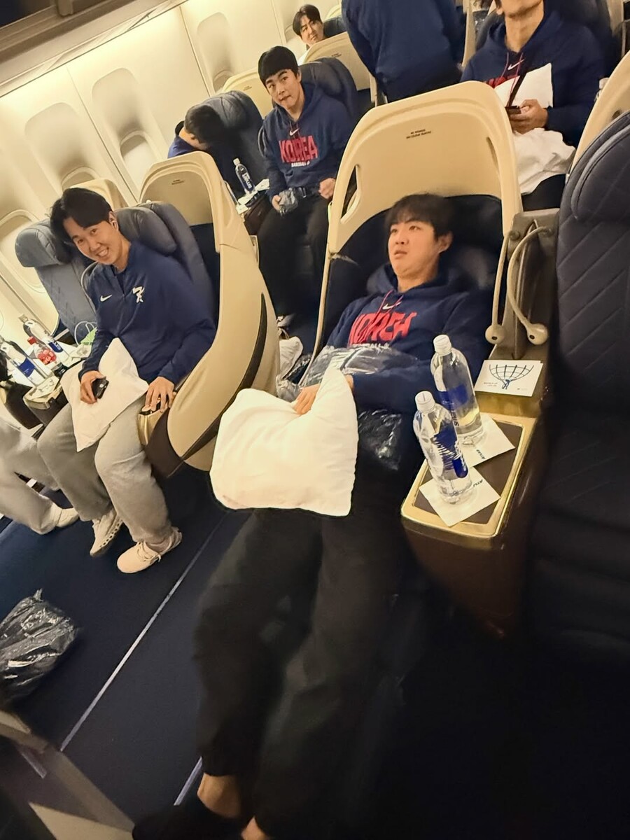 ▲ 한국 야구 대표팀 외야수 구자욱(오른쪽)이 일본 도쿄에서 미국 마이애미로 직항하는 전세기에 탑승해 좌석에 누워 기쁨을 누리고 있다. 류지현 감독이 이끄는 대표팀은 2026 월드베이스볼클래식 1라운드 C조에서 2승2패를 기록, 조2위로 극적인 17년 만의 8강 진출을 이뤄냈다. 8강전은 마이애미에서 열린다. ⓒKBO 공식 SNS