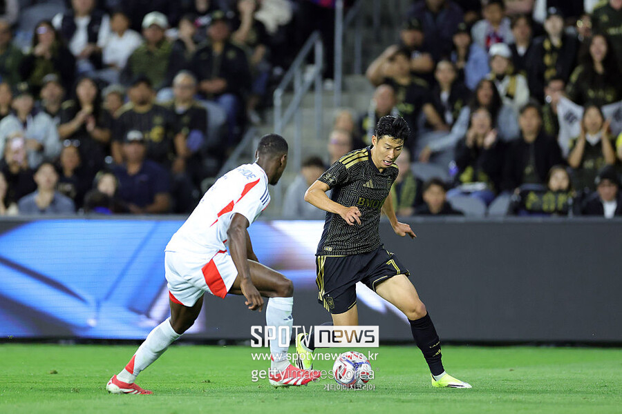 ▲ 손흥민과 LAFC는 수차례 결정적인 기회를 만들고도 필드골 침묵을 이어간 끝에 무승부에 그쳤다. 유럽의 챔피언스리그와 다름없는 북중미 챔피언스컵 우승 전선에도 적지 않은 부담이 생겼다. 마크 도스 산토스 LAFC 감독은 무득점이 이어지고 있는 손흥민에 대해 보이지 않는 공헌도를 높게 평가하며 주변의 우려를 일축했다. 그래도 손흥민의 필드골이 이제는 나와야 할 때다.