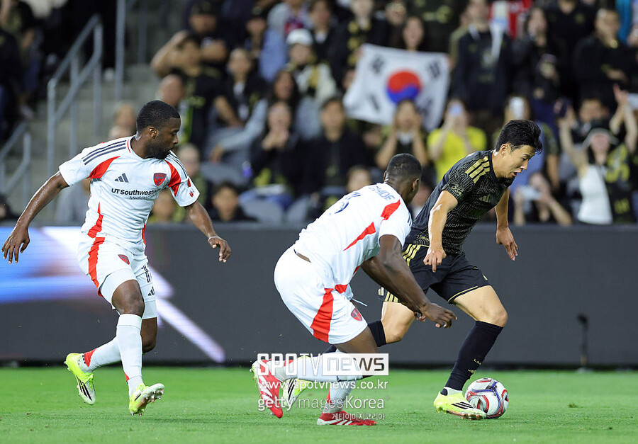 ▲ 손흥민과 LAFC는 수차례 결정적인 기회를 만들고도 필드골 침묵을 이어간 끝에 무승부에 그쳤다. 유럽의 챔피언스리그와 다름없는 북중미 챔피언스컵 우승 전선에도 적지 않은 부담이 생겼다. 마크 도스 산토스 LAFC 감독은 무득점이 이어지고 있는 손흥민에 대해 보이지 않는 공헌도를 높게 평가하며 주변의 우려를 일축했다. 그래도 손흥민의 필드골이 이제는 나와야 할 때다.