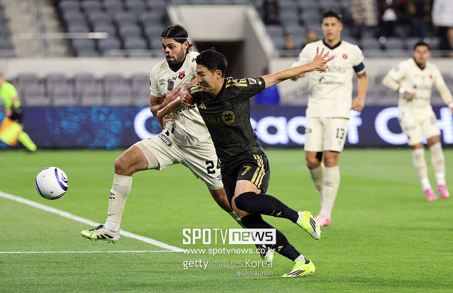 ▲ 손흥민과 LAFC는 수차례 결정적인 기회를 만들고도 필드골 침묵을 이어간 끝에 무승부에 그쳤다. 유럽의 챔피언스리그와 다름없는 북중미 챔피언스컵 우승 전선에도 적지 않은 부담이 생겼다. 마크 도스 산토스 LAFC 감독은 무득점이 이어지고 있는 손흥민에 대해 보이지 않는 공헌도를 높게 평가하며 주변의 우려를 일축했다. 그래도 손흥민의 필드골이 이제는 나와야 할 때다.