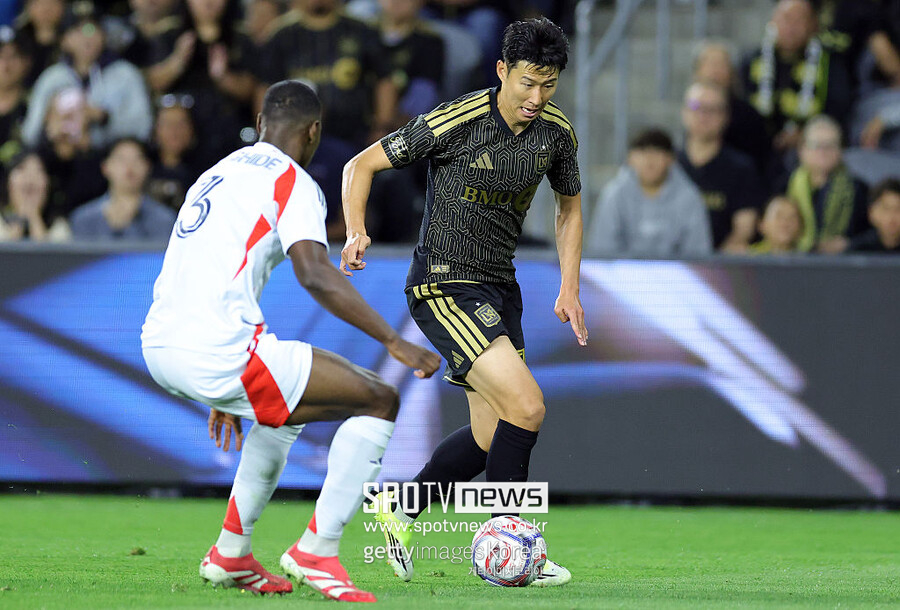 ▲ 손흥민과 LAFC는 수차례 결정적인 기회를 만들고도 필드골 침묵을 이어간 끝에 무승부에 그쳤다. 유럽의 챔피언스리그와 다름없는 북중미 챔피언스컵 우승 전선에도 적지 않은 부담이 생겼다. 마크 도스 산토스 LAFC 감독은 무득점이 이어지고 있는 손흥민에 대해 보이지 않는 공헌도를 높게 평가하며 주변의 우려를 일축했다. 그래도 손흥민의 필드골이 이제는 나와야 할 때다.