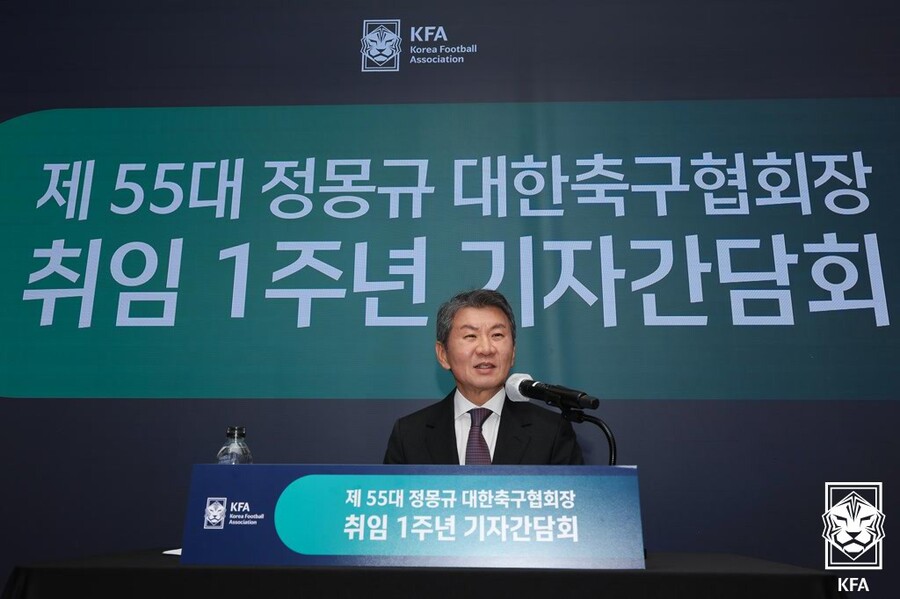 ▲ 11일 서울 종로구 포니정재단빌딩 컨퍼런스홀에서 제55대 정몽규 대한축구협회장 취임 1주년 기자간담회가 열렸다. 정몽규 회장이 기자들의 질문에 답을 하고 있다. ⓒ 대한축구협회