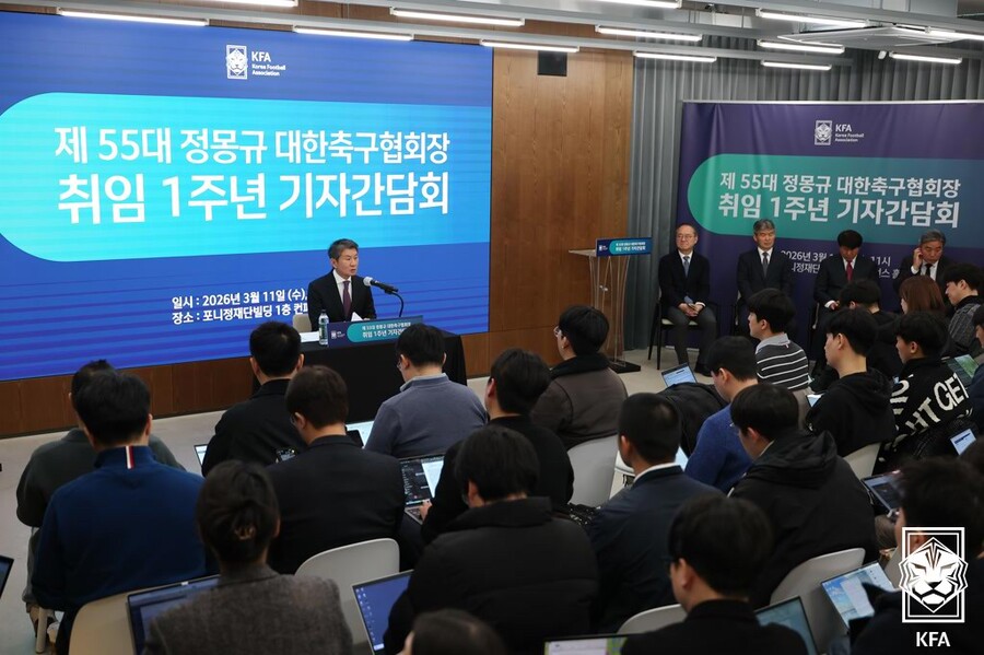 ▲ 11일 서울 종로구 포니정재단빌딩 컨퍼런스홀에서 제55대 정몽규 대한축구협회장 취임 1주년 기자간담회가 열렸다. 정몽규 회장이 기자들의 질문에 답을 하고 있다. ⓒ 대한축구협회