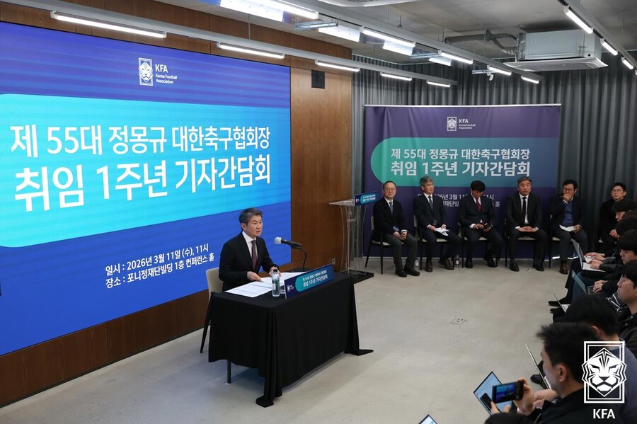 ▲ 11일 서울 종로구 포니정재단빌딩 컨퍼런스홀에서 제55대 정몽규 대한축구협회장 취임 1주년 기자간담회가 열렸다. 정몽규 회장이 기자들의 질문에 답을 하고 있다. ⓒ 대한축구협회