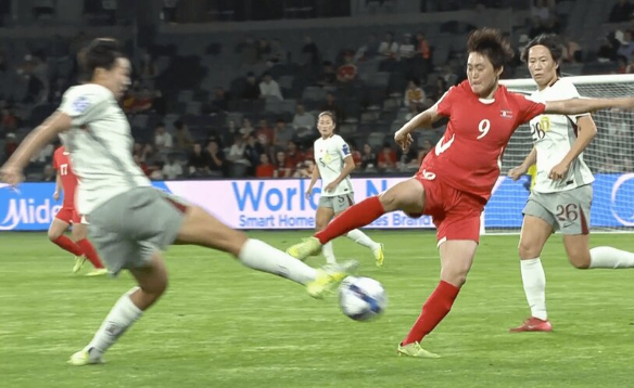 이게 국제대회 맞나…북한 女축구, '끔찍 발차기+4분 경기 거부' → VAR 인정 못하는 촌극 발생