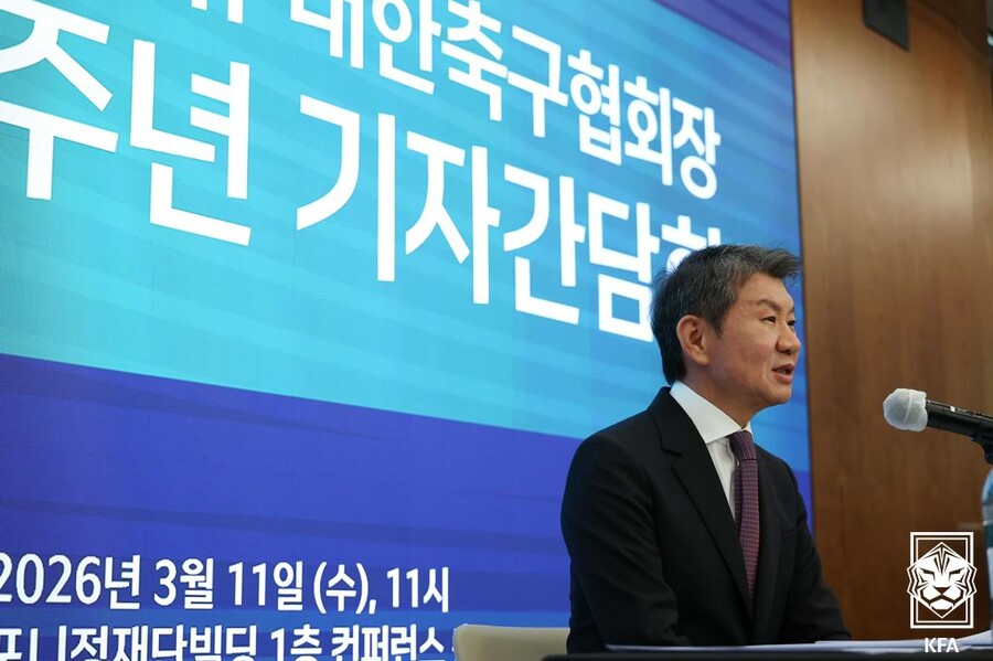 ▲ 11일 서울 종로구 포니정재단빌딩 컨퍼런스홀에서 제55대 정몽규 대한축구협회장 취임 1주년 기자간담회가 열렸다. 정몽규 회장이 기자들의 질문에 답을 하고 있다. ⓒ 대한축구협회