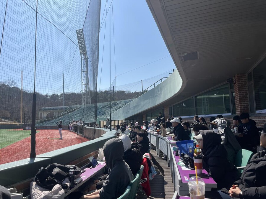 ▲ 울산의 연습경기를 관람 중인 관중들 ⓒ울산 웨일즈