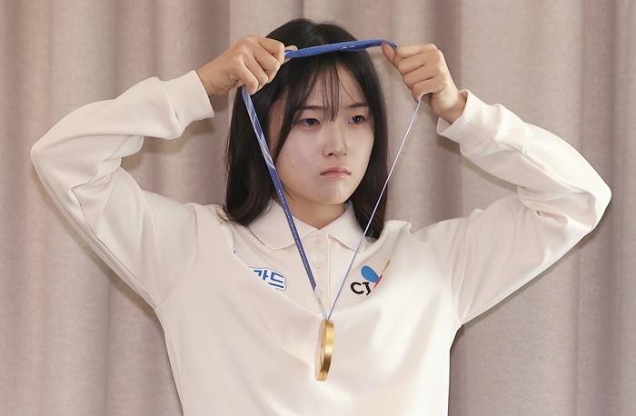 ▲ 2026 밀라노·코르티나담페초 동계올림픽 스노보드 종목에서 금메달을 딴 최가온이 9일 서울 송파구 올림픽파크텔에서 열린 미디어데이에서 메달을 목에 걸고 있다.