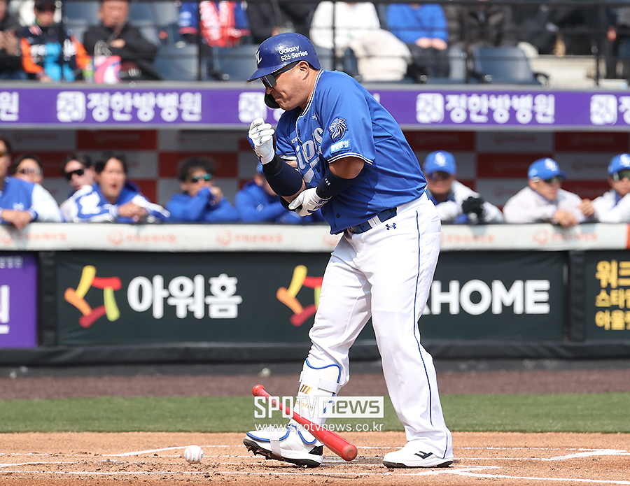 [포토S] 사구 맞고 고통스러워하는 삼성 최형우