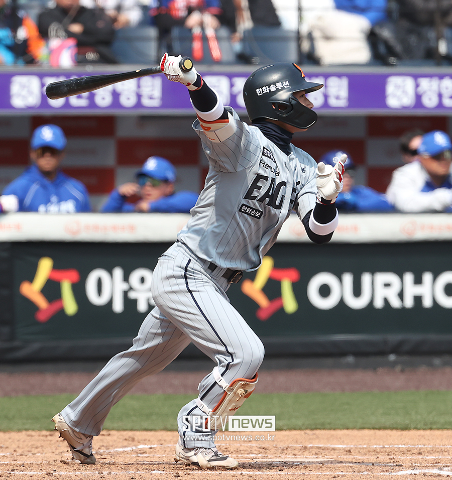 [포토S] 한화 신인 오재원, '시범경기 첫 타석에서 안타!'