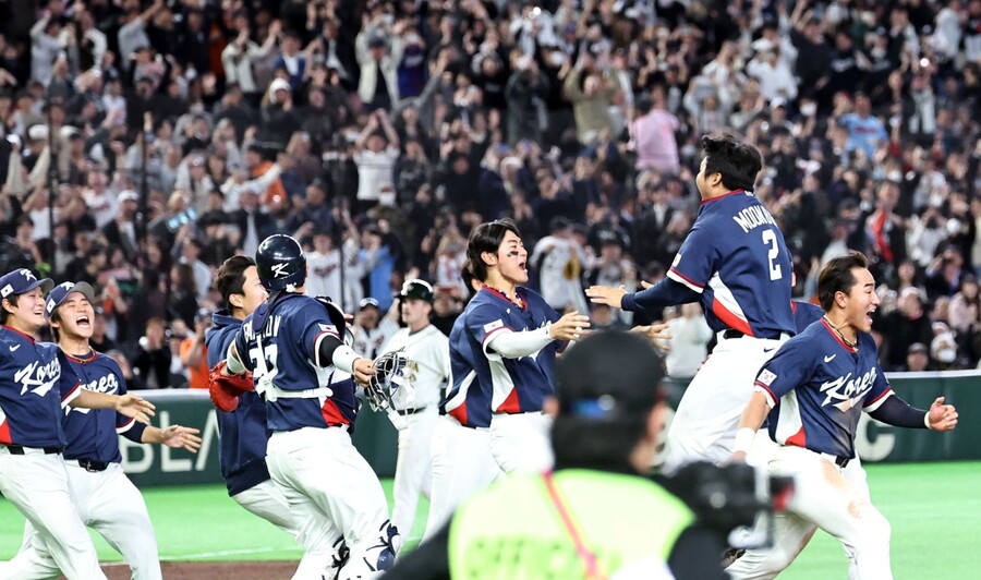 WBC 8강 진출 그 순간, 헬멧 위 로고가 웃었다… 컴투스 프로야구 야구사랑, WBC 특수 잡았다