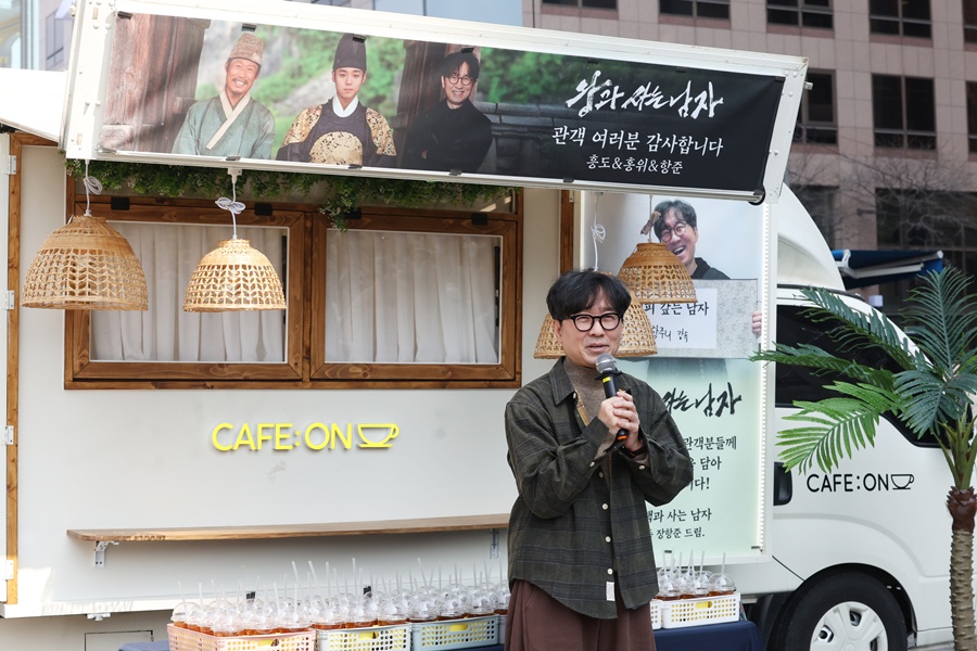 '1200만' 장항준 감독, 성형 대신 커피차에도 인기 폭발 "꿈만 같은 나날"