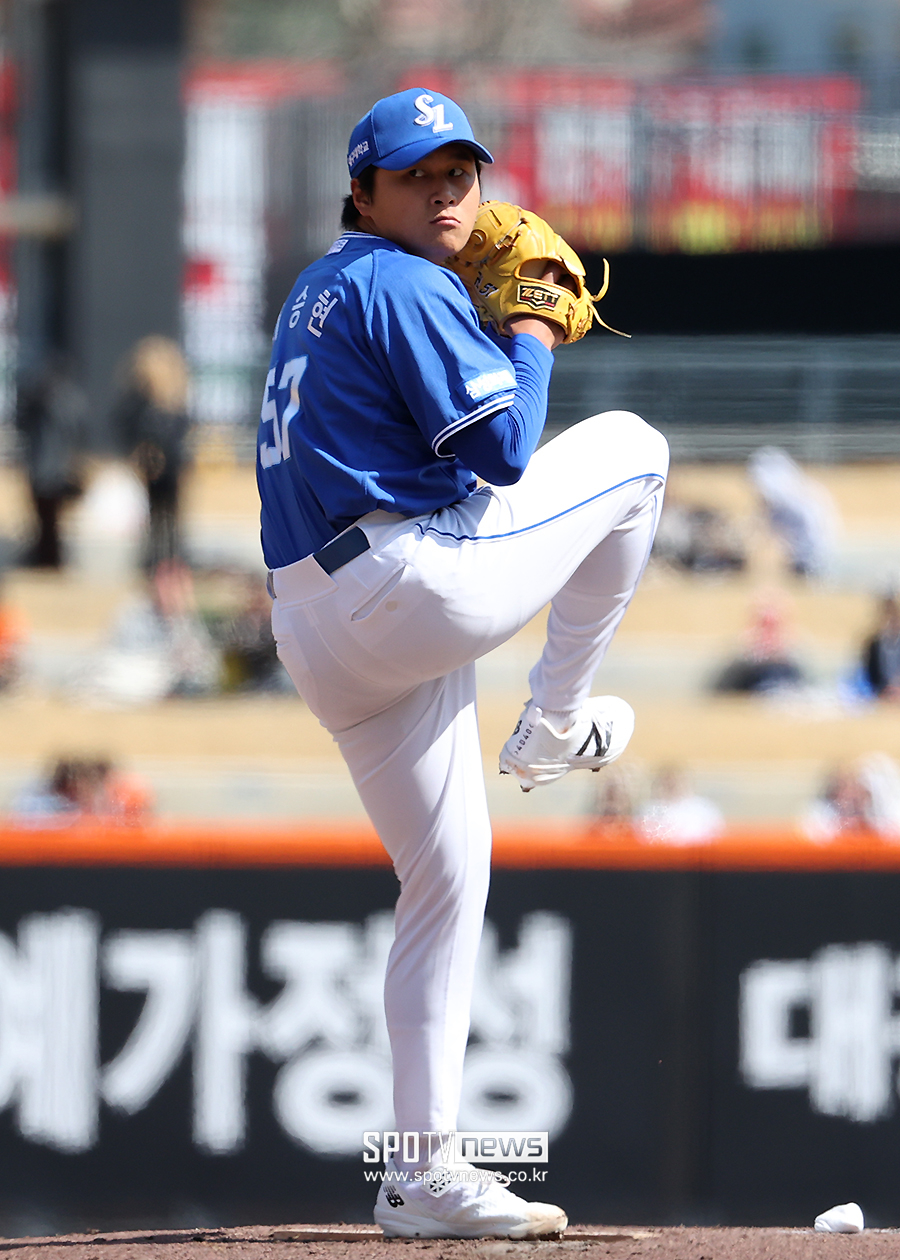 [포토S] 역투하는 삼성 선발 이승현