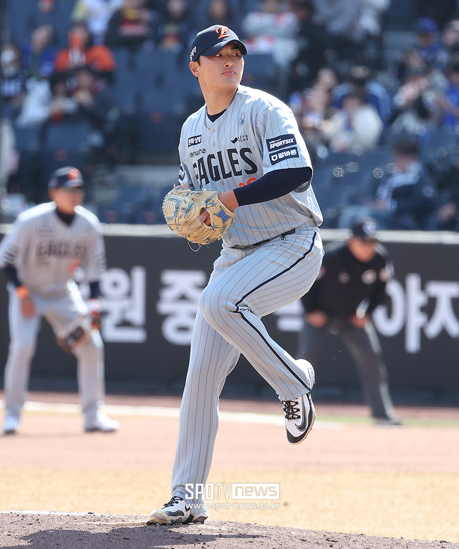 [포토S] 4회 마운드 오른 박준영