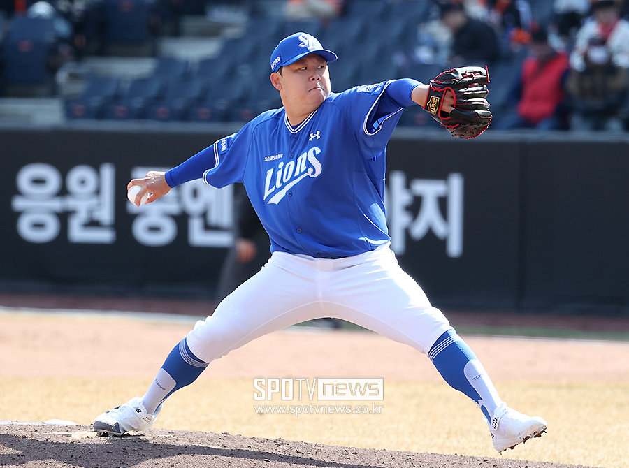 [포토S] 6회말 마운드 오른 삼성 이승현
