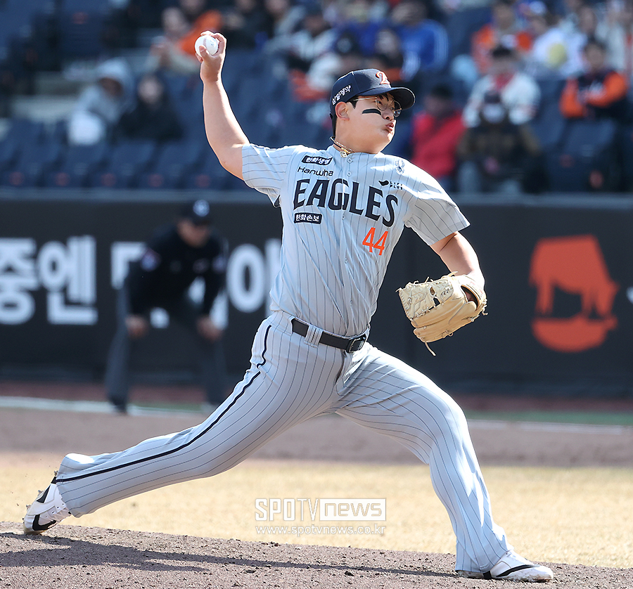[포토S] 9회 마운드 오른 김서현