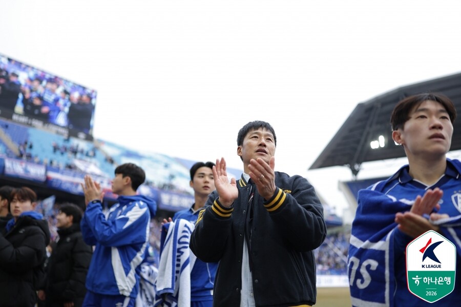 ▲ 14일 수원월드컵경기장에서 수원삼성과 전남드래곤즈의 하나은행 K리그2 2026 3라운드가 열렸다. 올해 수원 유니폼을 입은 정호연과 헤이스의 데뷔골을 묶어 수원이 2-0으로 이겨 3연승을 달렸다. ⓒ 한국프로축구연맹